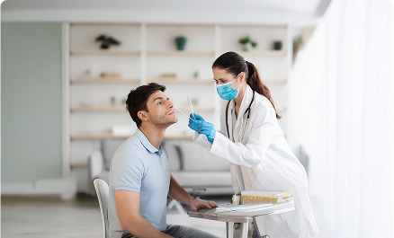 Profissional de saúde realizando exame de swab em paciente