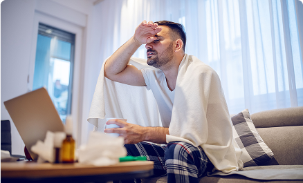 Homem com dor de cabeça e sintomas de doença